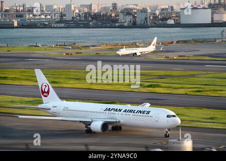 Japan, Honshu Island, Kanto, Tokio, Haneda, Flughafen, Start- und Landebahnen und Rollbahnen Stockfoto