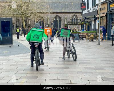 Kurierdienste für Fast-Food-Lieferungen im Zentrum von Cardiff, Wales 2023 Stockfoto