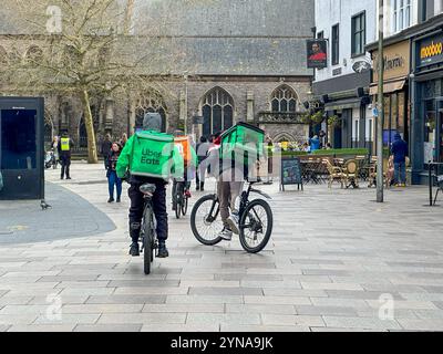 Kurierdienste für Fast-Food-Lieferungen im Zentrum von Cardiff, Wales 2023 Stockfoto