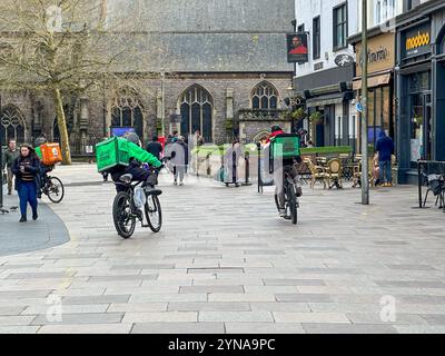 Kurierdienste für Fast-Food-Lieferungen im Zentrum von Cardiff, Wales 2023 Stockfoto