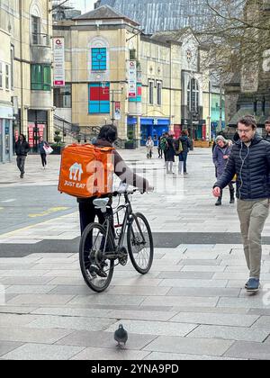 Kurierdienste für Fast-Food-Lieferungen im Zentrum von Cardiff, Wales 2023 Stockfoto