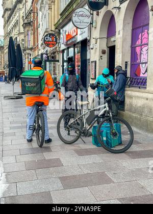 Kurierdienste für Fast-Food-Lieferungen im Zentrum von Cardiff, Wales 2023 Stockfoto