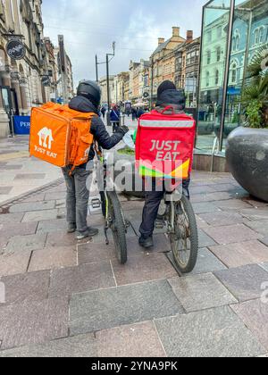 Kurierdienste für Fast-Food-Lieferungen im Zentrum von Cardiff, Wales 2023 Stockfoto