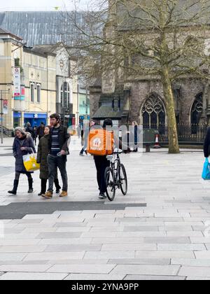 Kurierdienste für Fast-Food-Lieferungen im Zentrum von Cardiff, Wales 2023 Stockfoto