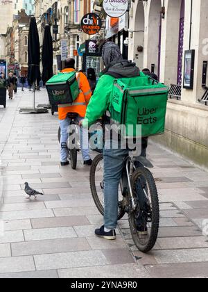 Kurierdienste für Fast-Food-Lieferungen im Zentrum von Cardiff, Wales 2023 Stockfoto