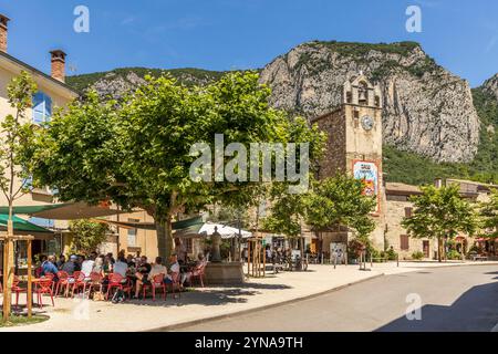 Frankreich, Drôme, Drôme provenzalische, Saoû, schattige Terrasse unter einer Platane des Restaurants L' Oiseau sur sa Branche und Glockenturm Stockfoto