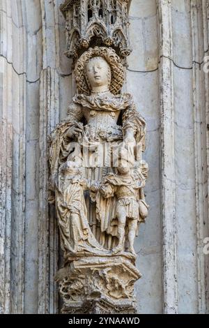 Frankreich, Somme, Abbeville, Collégiale Saint-Vulfran d'Abbeville - Tage des Kulturerbes. Die Stiftskirche wurde Ende des 15. Jahrhunderts (1488) am Fuße eines Sumpftals in der Nähe eines Zweiges der Somme errichtet. Das Kirchenschiff wurde zwischen 1488 und 1539 gebaut, der Chor zwischen 1661 und 16631. Sie hat eine besondere Ausrichtung: Die Fassade öffnet sich nicht nach Westen, sondern nach Norden. Eine Ära des Wohlstands ermöglichte es, das prächtige extravagante gotische Dekor der Kirche zu schaffen. Stockfoto