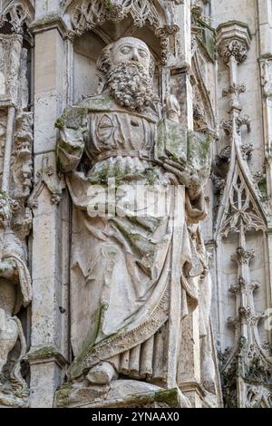 Frankreich, Somme, Abbeville, Collégiale Saint-Vulfran d'Abbeville - Tage des Kulturerbes. Die Stiftskirche wurde Ende des 15. Jahrhunderts (1488) am Fuße eines Sumpftals in der Nähe eines Zweiges der Somme errichtet. Das Kirchenschiff wurde zwischen 1488 und 1539 gebaut, der Chor zwischen 1661 und 16631. Sie hat eine besondere Ausrichtung: Die Fassade öffnet sich nicht nach Westen, sondern nach Norden. Eine Ära des Wohlstands ermöglichte es, das prächtige extravagante gotische Dekor der Kirche zu schaffen. Stockfoto