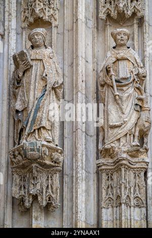 Frankreich, Somme, Abbeville, Collégiale Saint-Vulfran d'Abbeville - Tage des Kulturerbes. Die Stiftskirche wurde Ende des 15. Jahrhunderts (1488) am Fuße eines Sumpftals in der Nähe eines Zweiges der Somme errichtet. Das Kirchenschiff wurde zwischen 1488 und 1539 gebaut, der Chor zwischen 1661 und 16631. Sie hat eine besondere Ausrichtung: Die Fassade öffnet sich nicht nach Westen, sondern nach Norden. Eine Ära des Wohlstands ermöglichte es, das prächtige extravagante gotische Dekor der Kirche zu schaffen. Stockfoto