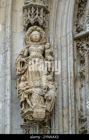 Frankreich, Somme, Abbeville, Collégiale Saint-Vulfran d'Abbeville - Tage des Kulturerbes. Die Stiftskirche wurde Ende des 15. Jahrhunderts (1488) am Fuße eines Sumpftals in der Nähe eines Zweiges der Somme errichtet. Das Kirchenschiff wurde zwischen 1488 und 1539 gebaut, der Chor zwischen 1661 und 16631. Sie hat eine besondere Ausrichtung: Die Fassade öffnet sich nicht nach Westen, sondern nach Norden. Eine Ära des Wohlstands ermöglichte es, das prächtige extravagante gotische Dekor der Kirche zu schaffen. Stockfoto