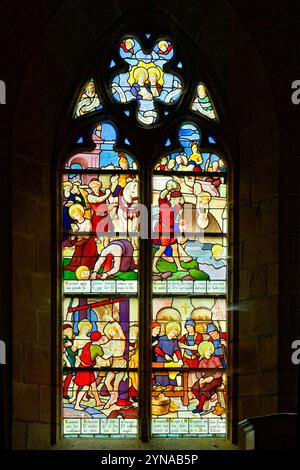 Frankreich, Ille-et-Vilaine, Fougeres, mittelalterliches Viertel in der Unterstadt, Buntglas der Kirche Saint-Sulpice, Buntglasfenster aus dem 19. Jahrhundert, die die Geschichte der beiden Brüder St. Crepin und St. Crepinien, Schuhmacher, darstellen Stockfoto