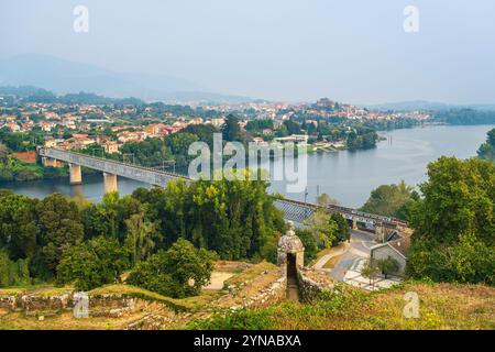 Portugal, nördliche Region, Valenca do Minho, Etappe auf dem portugiesischen Zentralweg, einer der Wege in Richtung Santiago de Compostela, Festung aus dem 16. Bis 17. Jahrhundert, Blick auf den Fluss Minho und Tui in Spanien Stockfoto