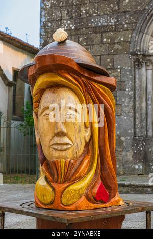 Portugal, nördliche Region, Valenca do Minho, Bühne auf dem portugiesischen Zentralweg, einer der Wege in Richtung Santiago de Compostela, Holzskulptur des Apostels St. Jakobus vom Bildhauer Antonio Nunes Stockfoto