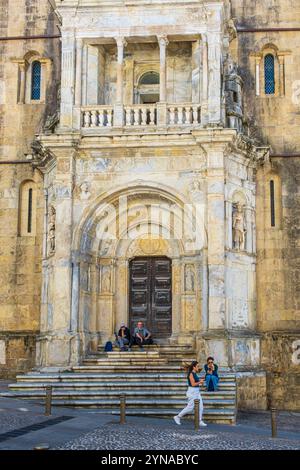 Portugal, Zentralregion, Coimbra, die romanische alte Kathedrale oder Sé Velha, die im 12. Jahrhundert erbaut wurde Stockfoto