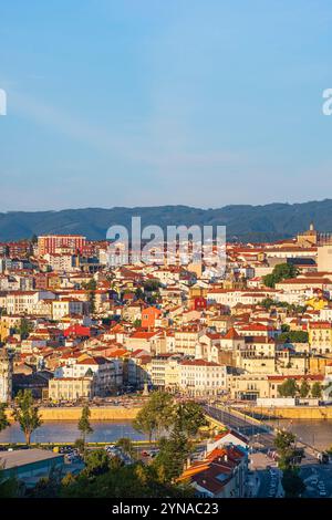 Portugal, Zentralregion, Coimbra, die Altstadt auf dem Hügel Alcaova und dem Fluss Mondego Stockfoto