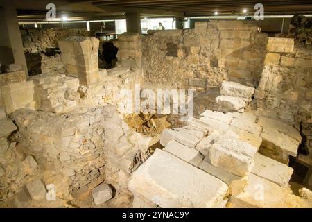 Frankreich, Paris, Notre Dame de Paris, die archäologische Krypta, Steinblöcke, die die Basis der Stadtmauer bilden, die im 4. Jahrhundert des alten Lutetias erbaut wurde, das von den Römern gegründet wurde Stockfoto