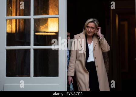 FRANKREICH-POLITIK-REGIERUNG-OPPOSITION-Premierminister Rassemblement nationale Führerin Marine Le Pen in Matignon zu einem Treffen mit Premierminister Michel Barnier. Am 25. November 2024 In Paris. PARIS ILE-DE-FRANCE FRANKREICH URHEBERRECHT: XANDREAXSAVORANIXNERIX FRANCE-POLITICS-GOVERNMENT-OPPOS ASAVORANINERI-1 Stockfoto