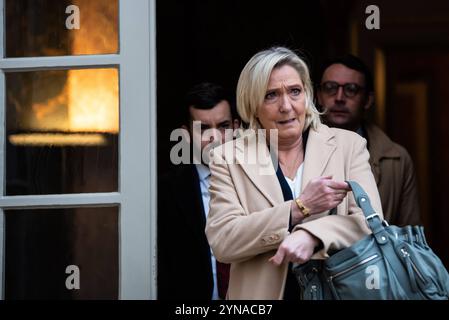 FRANKREICH-POLITIK-REGIERUNG-OPPOSITION-Premierminister Rassemblement nationale Führerin Marine Le Pen in Matignon zu einem Treffen mit Premierminister Michel Barnier. Am 25. November 2024 In Paris. PARIS ILE-DE-FRANCE FRANKREICH URHEBERRECHT: XANDREAXSAVORANIXNERIX FRANCE-POLITICS-GOVERNMENT-OPPOS ASAVORANINERI-2 Stockfoto