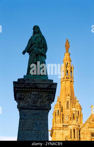 Frankreich, Morbihan, Heiligtum von Sainte Anne d'Auray, der wundersame Brunnen mit einer Statue von Sainte Anne mit der Jungfrau Maria und der Basilika im Hintergrund Stockfoto