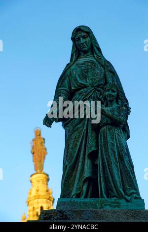 Frankreich, Morbihan, Heiligtum von Sainte Anne d'Auray, der wundersame Brunnen mit einer Statue von Sainte Anne mit der Jungfrau Maria und der Basilika im Hintergrund Stockfoto