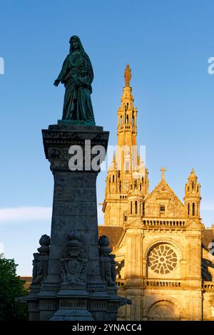 Frankreich, Morbihan, Heiligtum von Sainte Anne d'Auray, der wundersame Brunnen mit einer Statue von Sainte Anne mit der Jungfrau Maria und der Basilika im Hintergrund Stockfoto