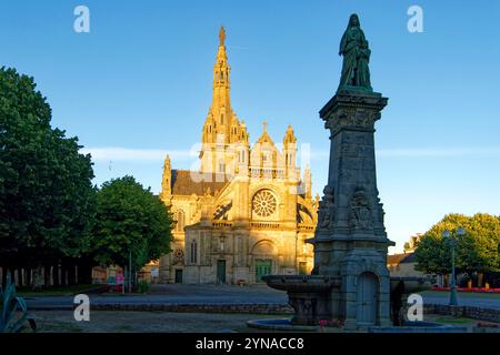 Frankreich, Morbihan, Heiligtum von Sainte Anne d'Auray, der wundersame Brunnen mit einer Statue von Sainte Anne mit der Jungfrau Maria und der Basilika im Hintergrund Stockfoto