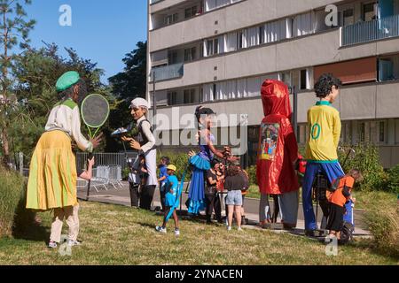 Frankreich, Paris, Saint-Lambert-Viertel, paralympische Fackelrelais, Giant-Parade auf dem Périchaux-Platz Stockfoto