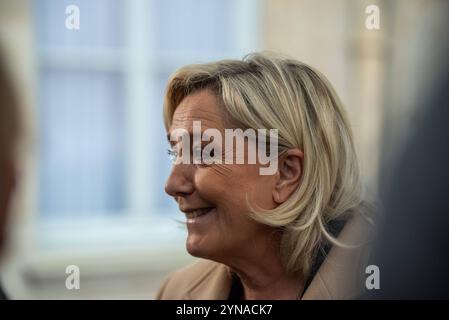 FRANKREICH-POLITIK-REGIERUNG-OPPOSITION-Premierminister Rassemblement nationale Führerin Marine Le Pen in Matignon zu einem Treffen mit Premierminister Michel Barnier. Am 25. November 2024 In Paris. PARIS ILE-DE-FRANCE FRANKREICH URHEBERRECHT: XANDREAXSAVORANIXNERIX FRANCE-POLITICS-GOVERNMENT-OPPOS ASAVORANINERI-4 Stockfoto