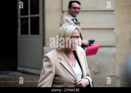 FRANKREICH-POLITIK-REGIERUNG-OPPOSITION-Premierminister Rassemblement nationale Führerin Marine Le Pen in Matignon zu einem Treffen mit Premierminister Michel Barnier. Am 25. November 2024 In Paris. PARIS ILE-DE-FRANCE FRANKREICH URHEBERRECHT: XANDREAXSAVORANIXNERIX FRANCE-POLITICS-GOVERNMENT-OPPOS ASAVORANINERI-3 Stockfoto