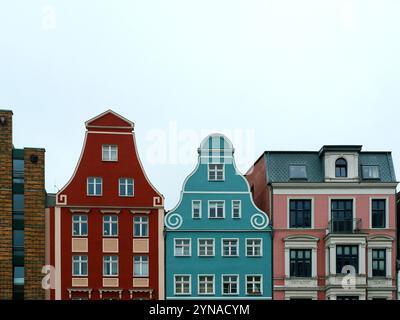 Giebel - drei Häuser - drei liebevoll renovierte Fachwerkgiebeln in der lebhaften Fußgängerzone von Rostock. Einladende Stadtlandschaft mit historischem Charme. Stockfoto