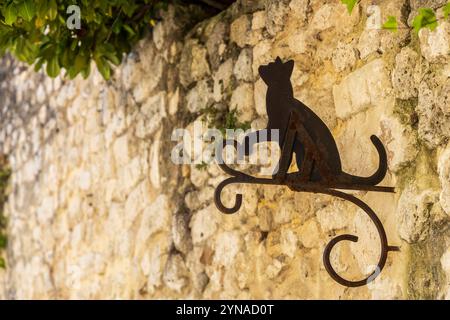 Frankreich, Drôme, Drôme provenzale, La Garde-Adhémar, beschriftet mit Les Plus Beaux Villages de France, Silhouette einer Katze aus geschmiedetem Metall Stockfoto