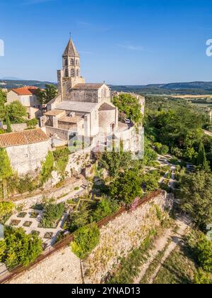 Frankreich, Drôme, Drôme provenzale, La Garde-Adhémar, labellisé Les Plus Beaux Villages de France, le Jardin des Herbes labellisé par le ministère de la Culture «Jardin remarquable» et l'église Saint-Michel du XIIe siècle (gue aérienne) Stockfoto