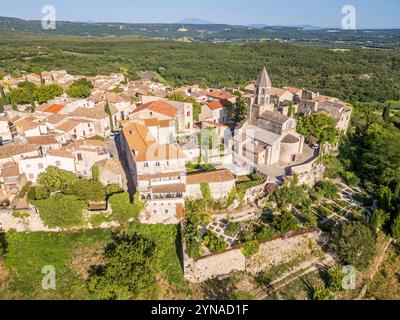 Frankreich, Drôme, Drôme provenzale, La Garde-Adhémar, labellisé Les Plus Beaux Villages de France, le Jardin des Herbes labellisé par le ministère de la Culture «Jardin remarquable» et l'église Saint-Michel du XIIe siècle (gue aérienne) Stockfoto