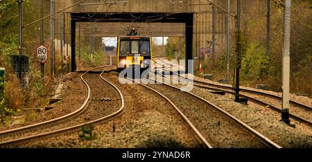 St. James Tyne und Wear Metro fahren am späten Nachmittag auf verwinkelten goldenen Eisenbahnlinien Stockfoto