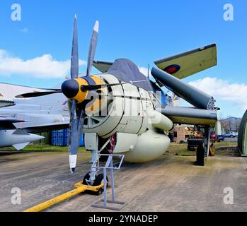 Fairey Gannet Anti-U-Boot Roya Navy Flugzeug im Yorkshire Air Museum gegen blauen Himmel Stockfoto