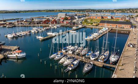 Dänemark, Fionie, Fåborg, UNESCO-Weltgeopark des Südfionie-Archipels, der Yachthafen und Øhavsmuseet (Archipelmuseum) neben dem Kai (Luftaufnahme) Stockfoto