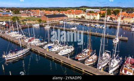 Dänemark, Fionie, Fåborg, UNESCO-Weltgeopark des Südfionie-Archipels, der Yachthafen und Øhavsmuseet (Archipelmuseum) neben dem Kai (Luftaufnahme) Stockfoto