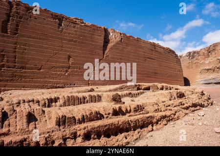 Spanien, Kanarische Inseln, Lanzarote, Guatiza, Canteras de Tinamala, alter Steinbruch aus roten Vulkangesteinen Stockfoto