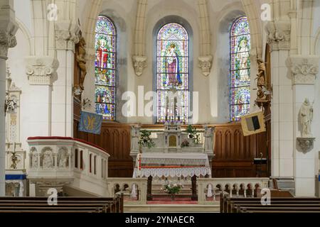 Frankreich, Meurthe et Moselle, Bouxieres sous Froidmont, unsere Lieben Frau von der Geburt Kirche, Buntglasfenster des Chors im Jahr 1924 aus Meisterglas Stockfoto