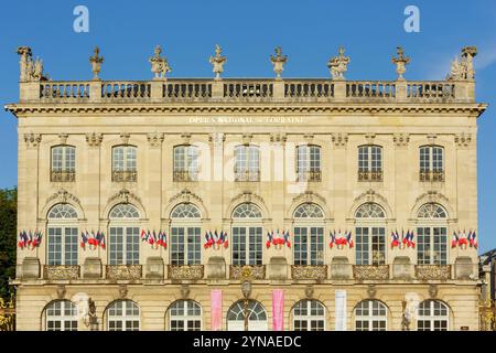Frankreich, Meurthe et Moselle, Nancy, Fassade des Opernhauses, vom Architekten Joseph Hornecker als italienisches Theater umgebaut, Kopie einer Oper aus dem 18. Jahrhundert, die am 14. Oktober 1919 eröffnet wurde, auf dem Place Stanislas (Stanislas-Platz), ehemaliger königlicher Platz, erbaut von Stanislas Leszczynski, König von Polen und letzter Herzog von Lothringen im 18. Jahrhundert, von der UNESCO zum Weltkulturerbe erklärt, Straßenlampen von Jean Lamour Stockfoto
