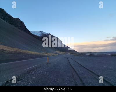 Felsige Bergkette in nordischer Landschaft, thingvellir Nationalpark mit spektakulären Landschaften und massiven Hügelhängen in island. Felsformationen, die Klippen im Tal mit Highway bilden. Stockfoto