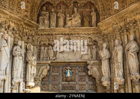 Spanien, Galicien, Tui, Bühne auf dem portugiesischen Hauptweg, einer der Wege in Richtung Santiago de Compostela, Kathedrale Santa Maria aus dem 12. Jahrhundert, Detail des gotischen Haupttors Stockfoto