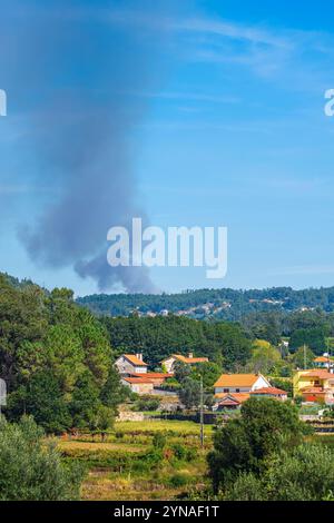 Portugal, nördliche Region, Gemeinde Ponte de Lima, Vitorino dos Piaes, Dorf am portugiesischen Zentralweg, einer der Wege in Richtung Santiago de Compostela, Rauch von den Bränden im September 2024 Stockfoto