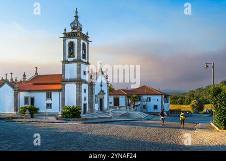 Portugal, nördliche Region, Gemeinde Ponte de Lima, Vitorino dos Piaes, Dorf am portugiesischen Zentralweg, einer der Wege in Richtung Santiago de Compostela, Kirche Santo André und Rauch der Brände vom September 2024 Stockfoto