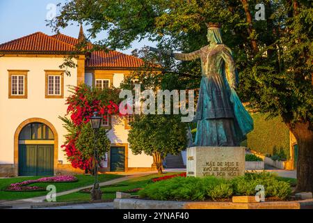 Portugal, nördliche Region, Ponte de Lima, Etappe auf dem portugiesischen Mittelweg, einer der Wege nach Santiago de Compostela, Statue der Königin Teresa von Aragon oder Dona Teresa (1080-1130) und Mutter von König Afonso Henriques (Alfonso I) Stockfoto