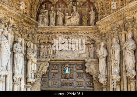 Spanien, Galicien, Tui, Bühne auf dem portugiesischen Hauptweg, einer der Wege in Richtung Santiago de Compostela, Kathedrale Santa Maria aus dem 12. Jahrhundert, Detail des gotischen Haupttors Stockfoto