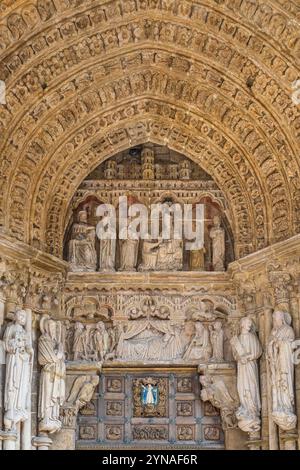 Spanien, Galicien, Tui, Bühne auf dem portugiesischen Hauptweg, einer der Wege in Richtung Santiago de Compostela, Kathedrale Santa Maria aus dem 12. Jahrhundert, Detail des gotischen Haupttors Stockfoto