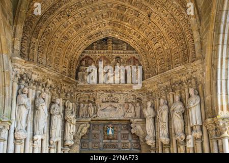 Spanien, Galicien, Tui, Bühne auf dem portugiesischen Hauptweg, einer der Wege in Richtung Santiago de Compostela, Kathedrale Santa Maria aus dem 12. Jahrhundert, Detail des gotischen Haupttors Stockfoto