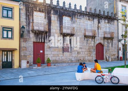 Portugal, nördliche Region, Barcelos, Bühne auf dem portugiesischen Zentralweg, einer der Wege nach Santiago de Compostela, die Stadtbibliothek im 16. Jahrhundert Casa dos Machados da Maia Stockfoto