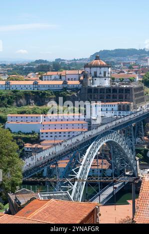 Portugal, nördlicher Bereich, historisches Zentrum, das zum UNESCO-Weltkulturerbe gehört, historisches Viertel von Ribeira, Brücke Dom-Luis I und Kloster Serra do Pilar in Vila Nova de Gaia Stockfoto